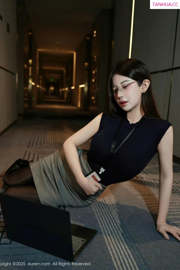  [XiuRen]高清写真图 2025.11.24 No.11023 苏甜橙子 闪亮黑丝第4张图片